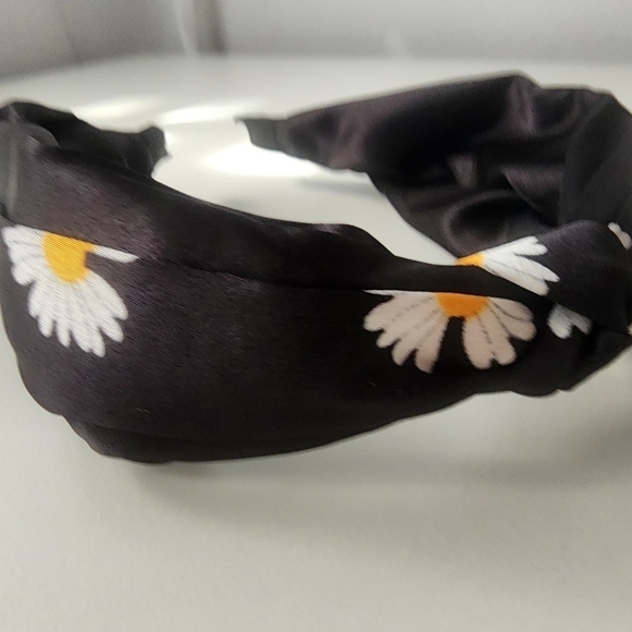 NEW Black White Daisy Floral Knot Headband - Picture 3 of 5